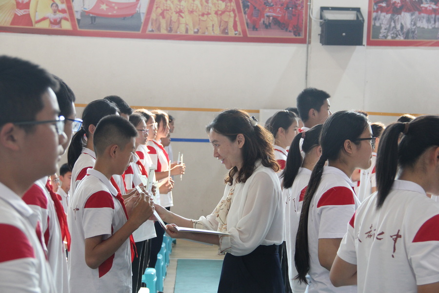 图40-1 课外活动积极分子领导颁奖图(黄西林)_调整大小.jpg